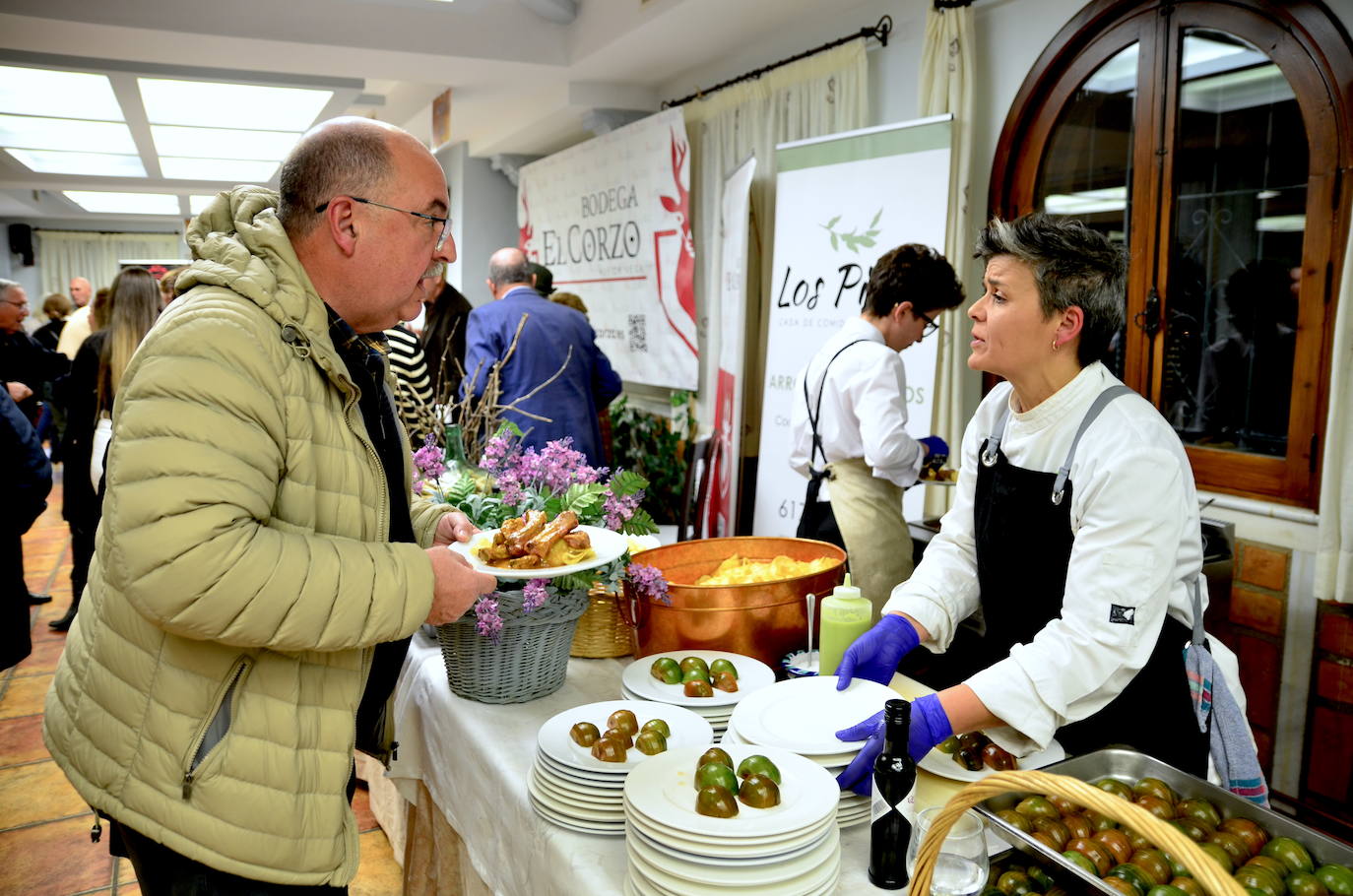 Gran ambiente en los estands de las XXVIII Jornadas del Vino, Jamón y Chacinas de Huétor Vega.