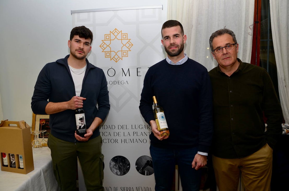 Gran ambiente en los estands de las XXVIII Jornadas del Vino, Jamón y Chacinas de Huétor Vega.