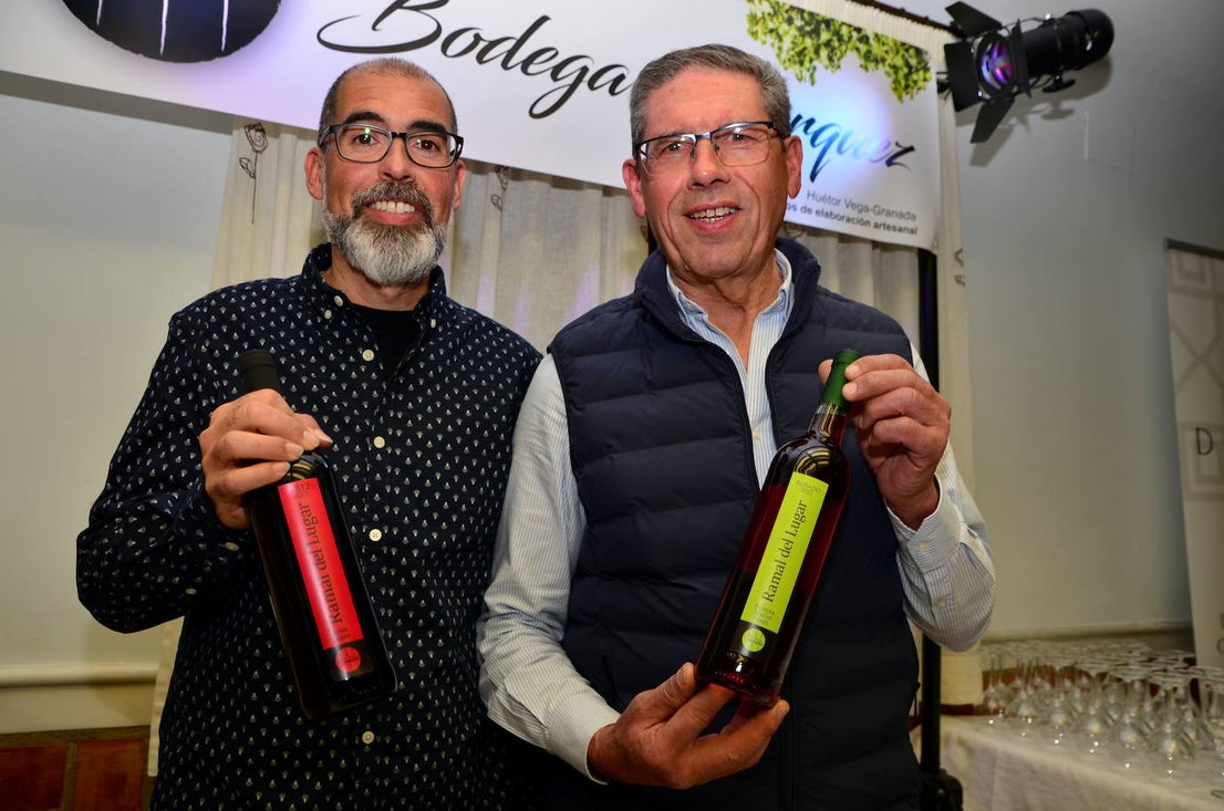 Gran ambiente en los estands de las XXVIII Jornadas del Vino, Jamón y Chacinas de Huétor Vega.