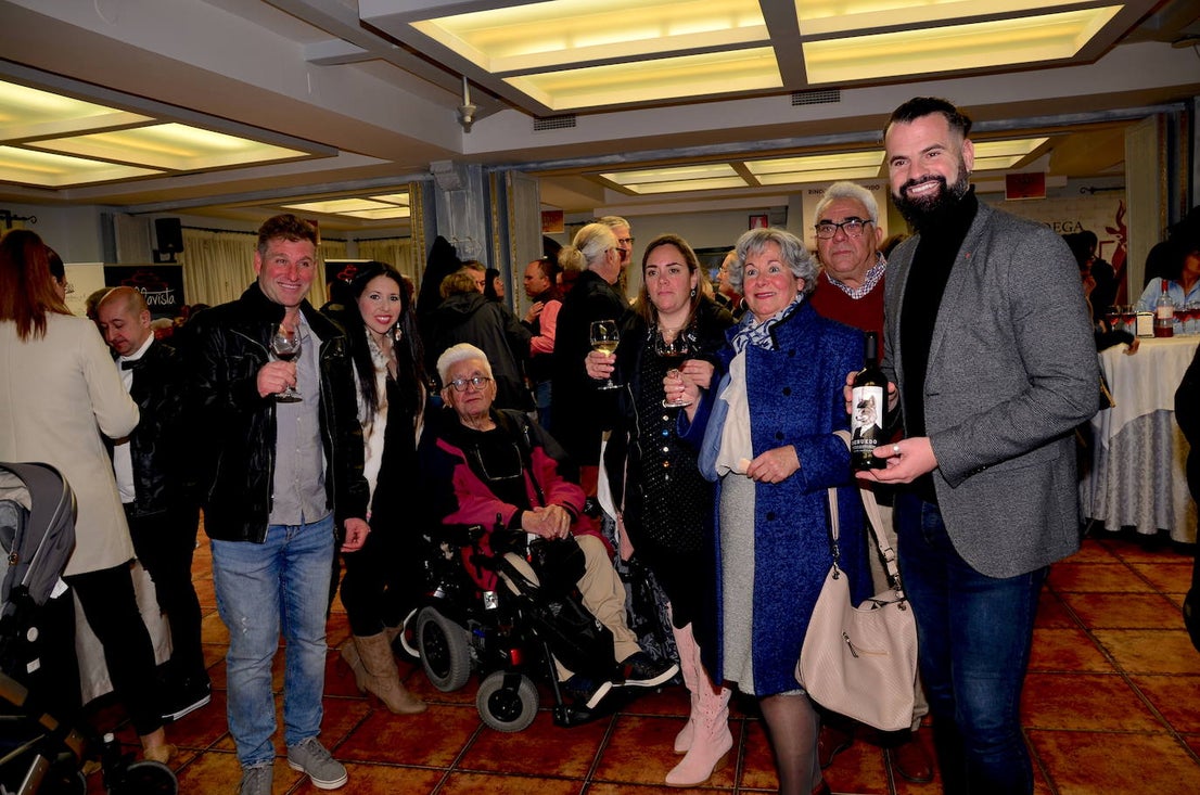 Gran ambiente en los estands de las XXVIII Jornadas del Vino, Jamón y Chacinas de Huétor Vega.