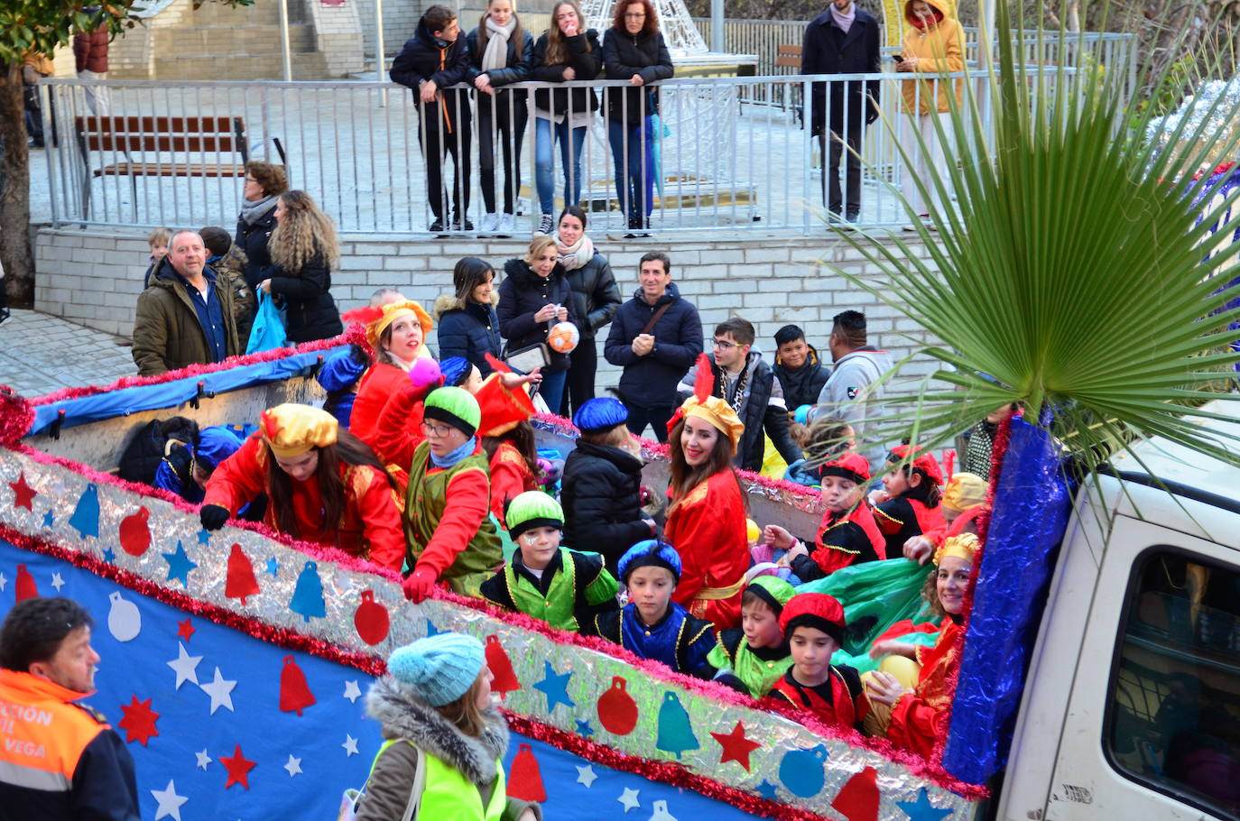 La cabalgata de Huétor Vega supera al frío y la lluvia