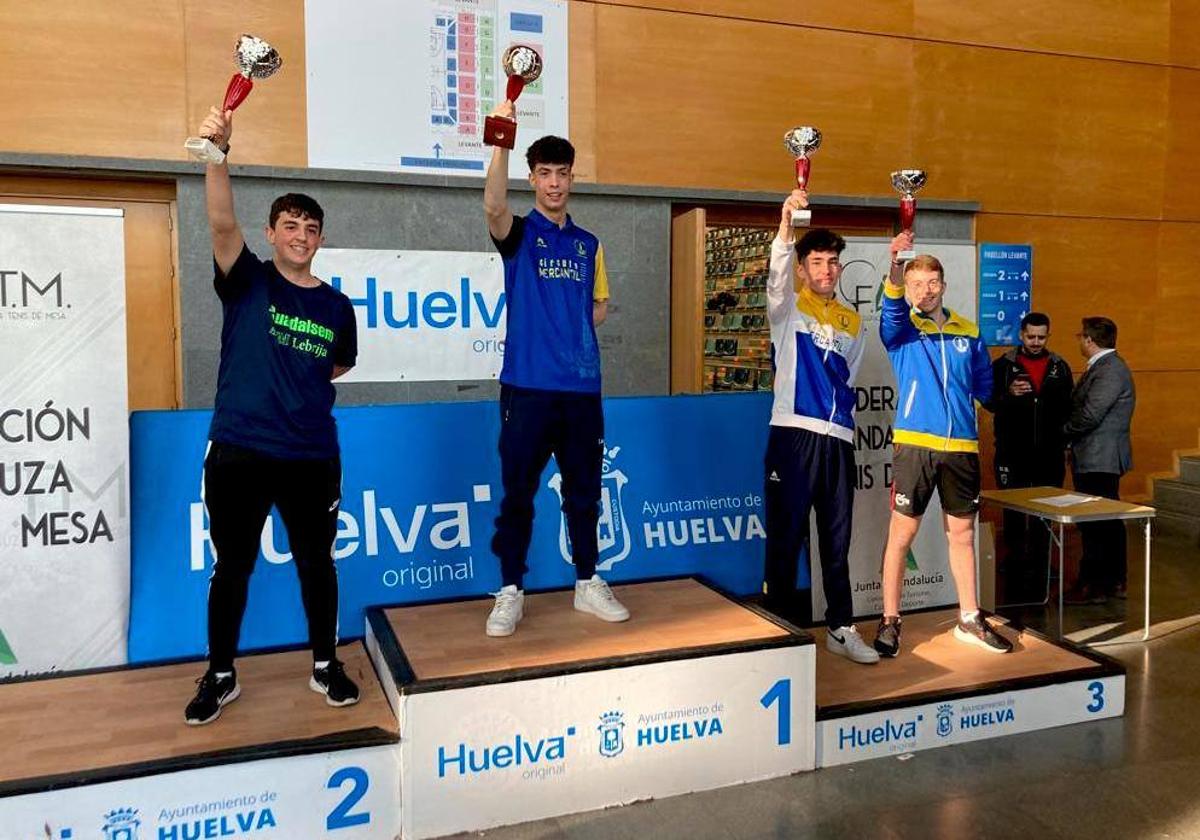 El palista hueteño Hugo Urquízar, coronando el podio del Campeonato de Andalucía, en Huelva.