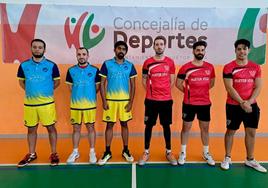 Los dos equipos, antes de enfrentarse en el pabellón de Huétor Vega este domingo.