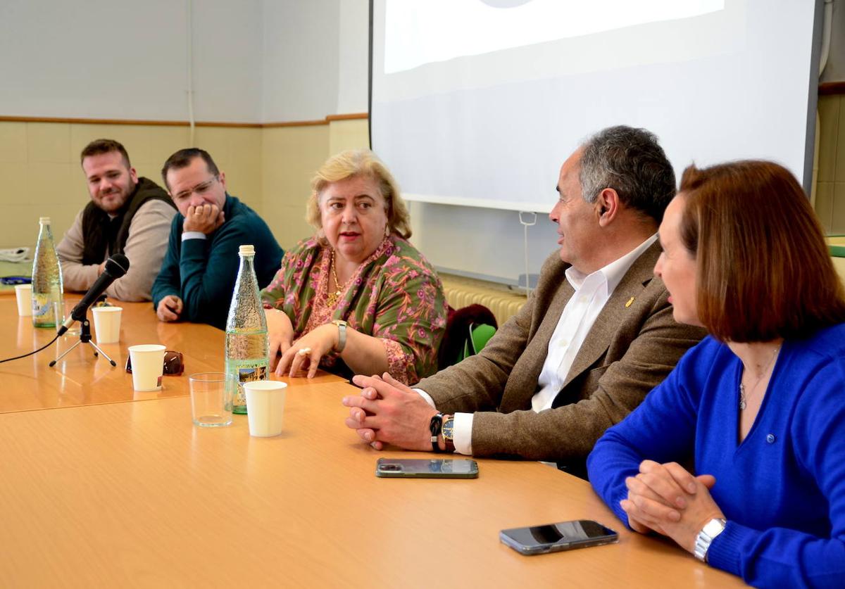 Clara Aguilera enseña la realidad del Parlamento Europeo al IES Los Neveros