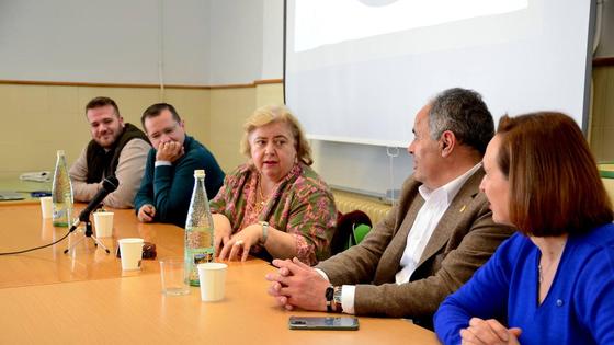 Clara Aguilera enseña la realidad del Parlamento Europeo al IES Los Neveros