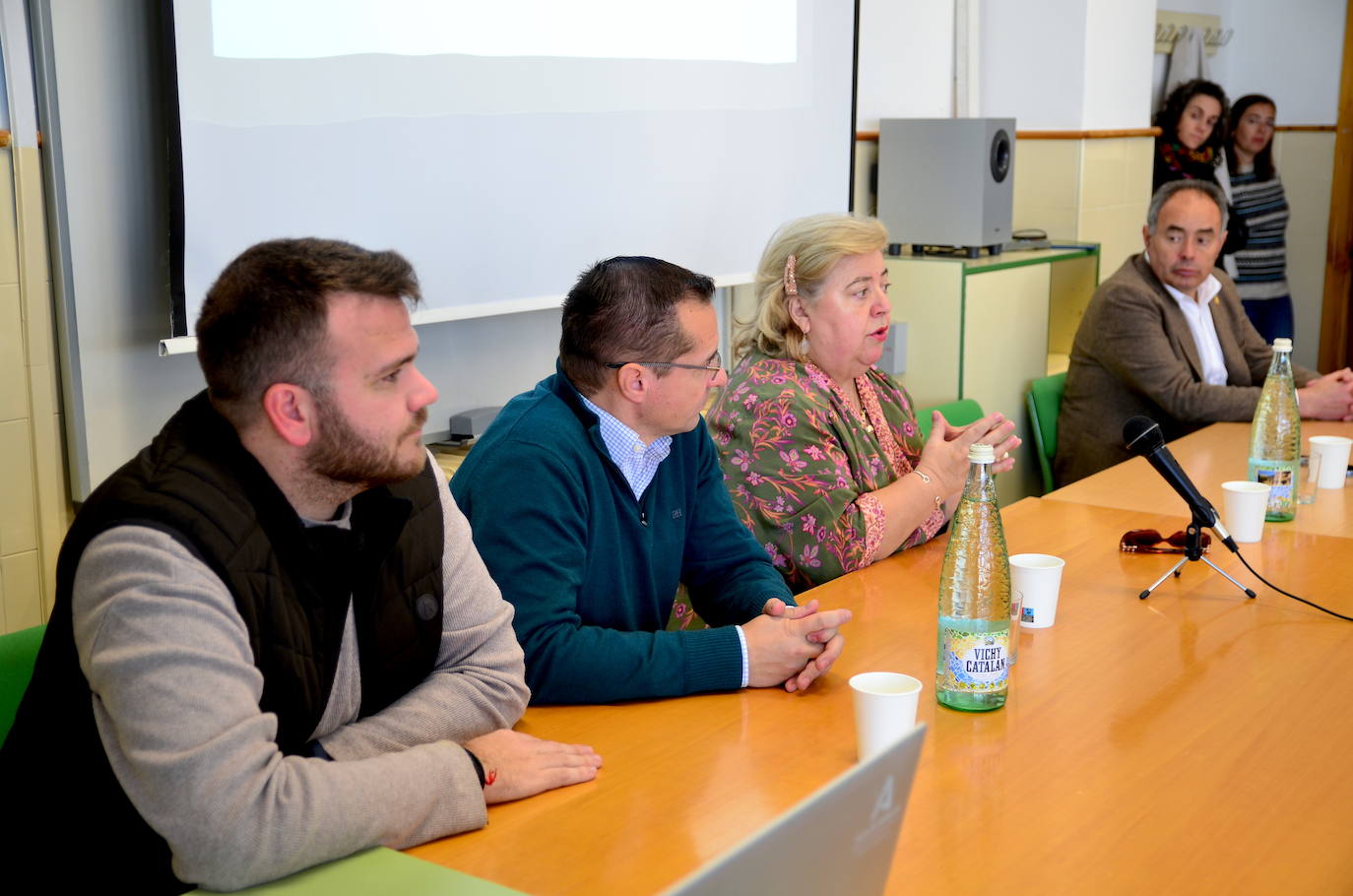 Clara Aguilera enseña la realidad del Parlamento Europeo al IES Los Neveros