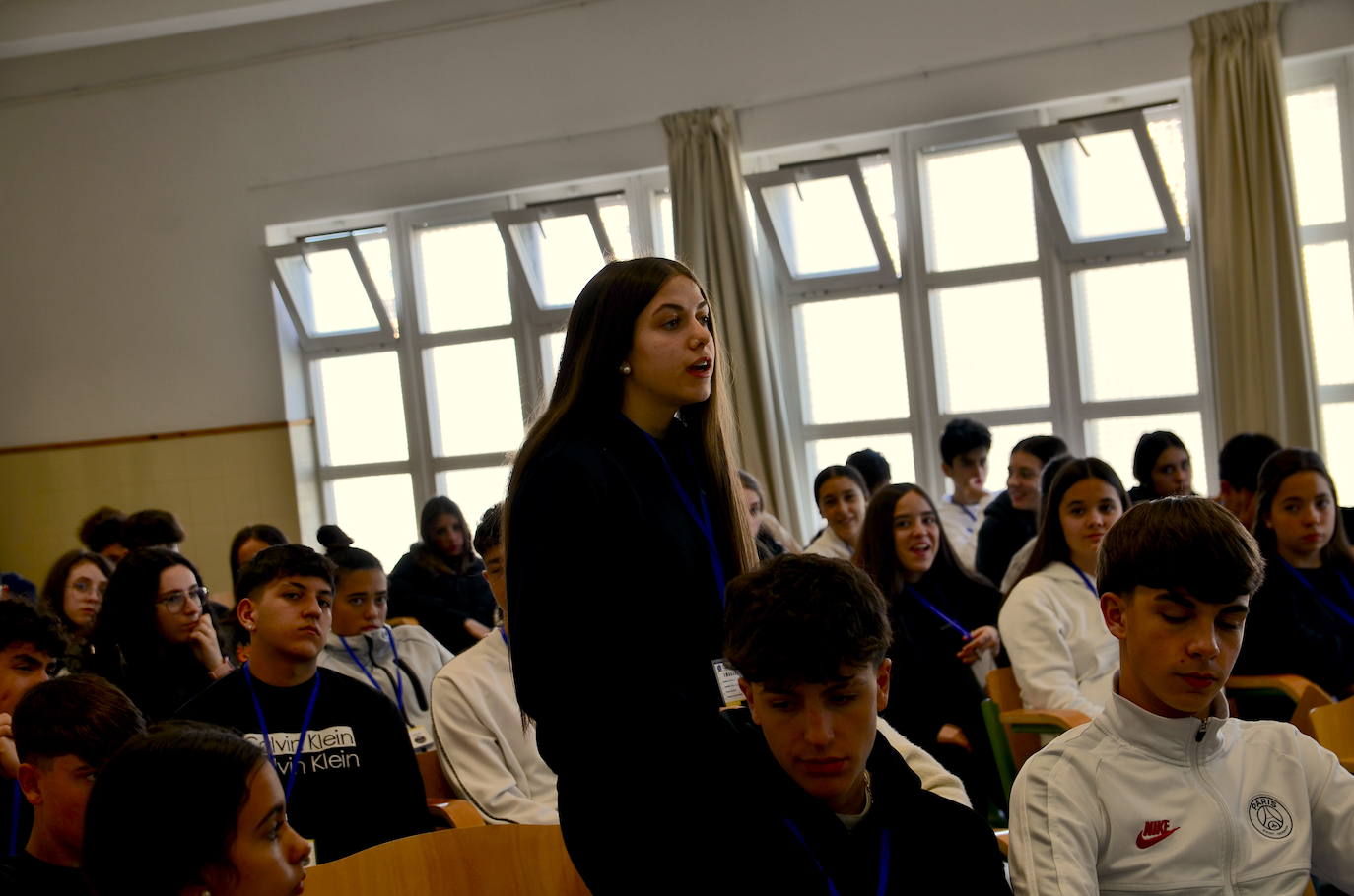 Clara Aguilera enseña la realidad del Parlamento Europeo al IES Los Neveros