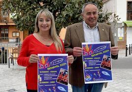 La concejala de Fiestas, Carolina Higueras, y el alcalde, Mario del Paso, muestran el cartel.