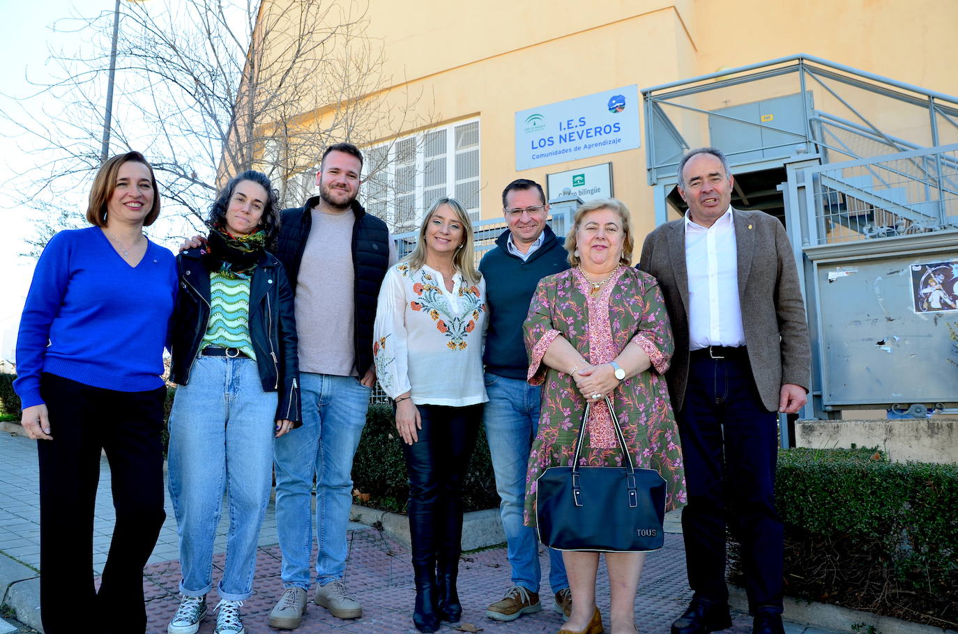 Miembros del equipo de gobierno y representantes del instituto, con Clara Aguilera.