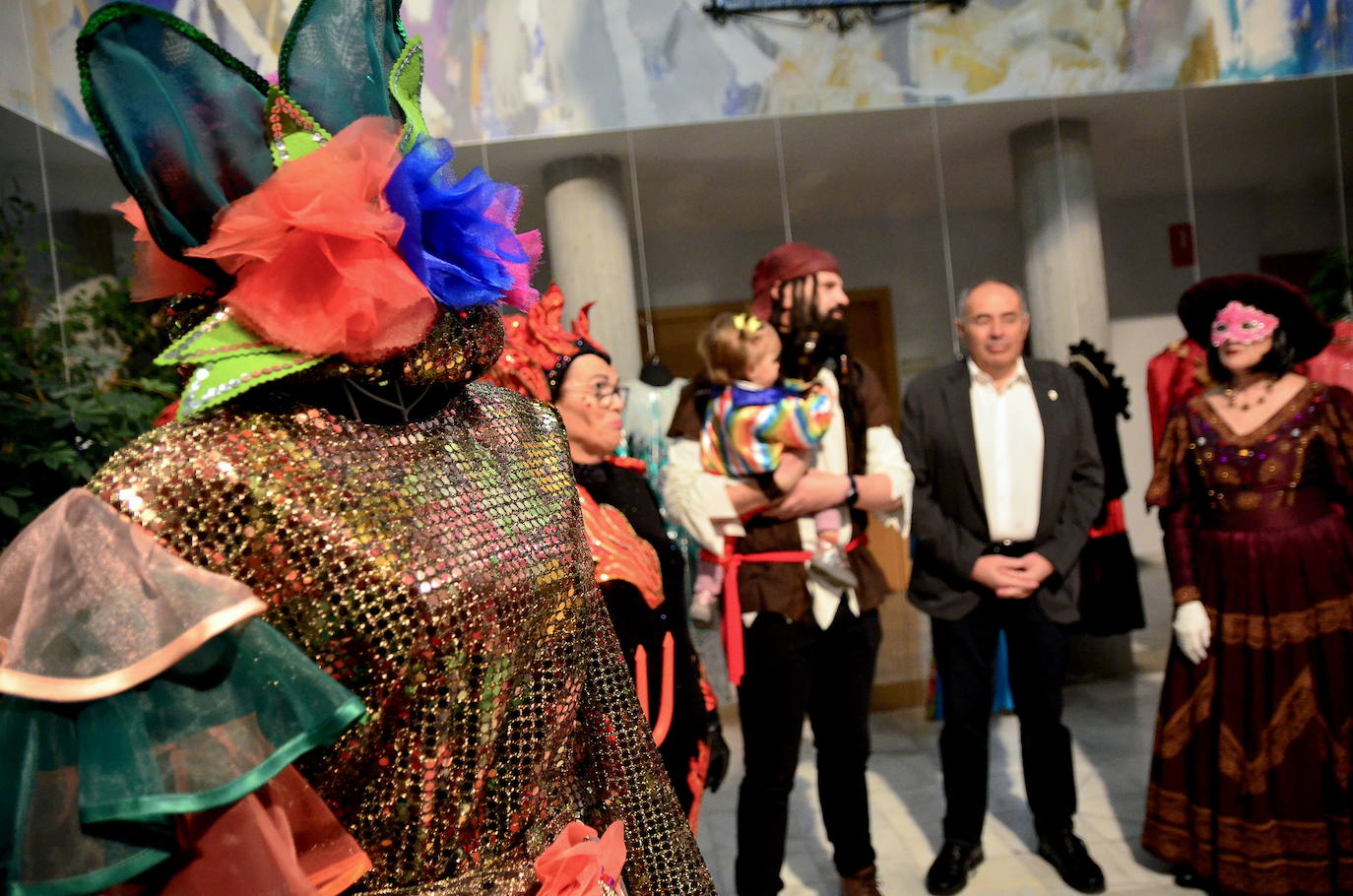 Huétor Vega expone los trajes de su carnaval tradicional