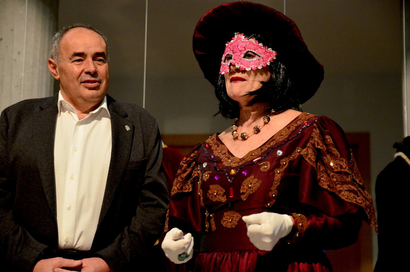 Huétor Vega expone los trajes de su carnaval tradicional