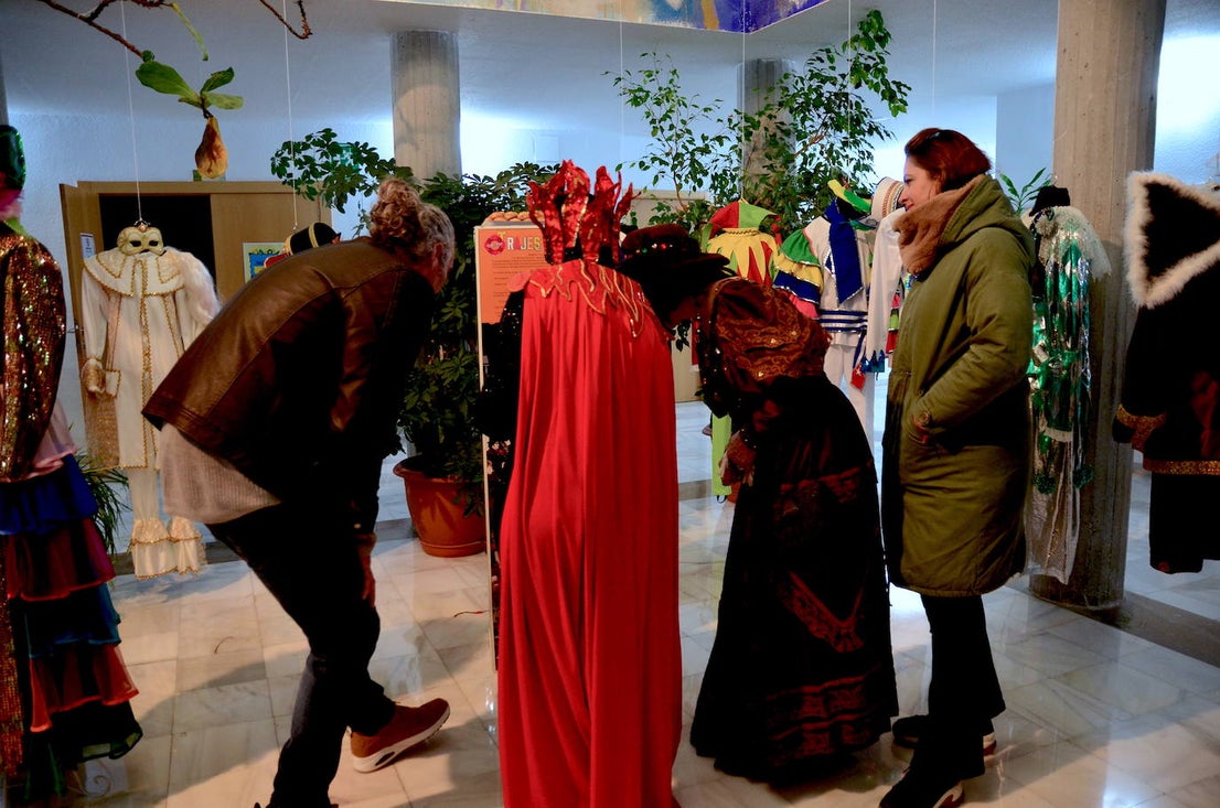 Huétor Vega expone los trajes de su carnaval tradicional