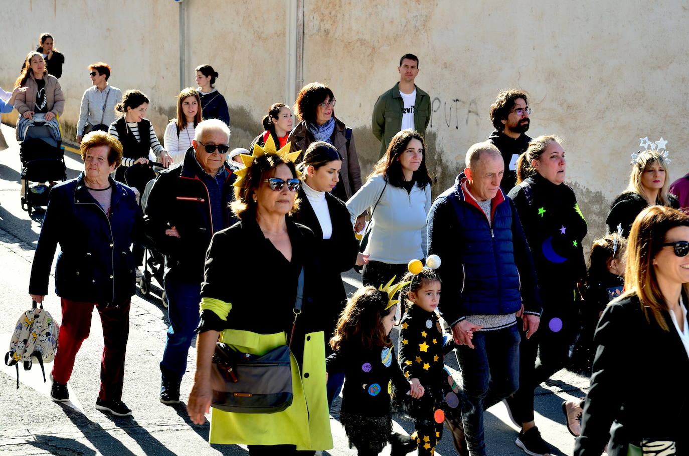 Encuéntrate en el pasacalles del carnaval de Huétor Vega