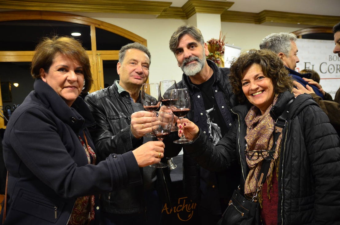 Gran ambiente en la apertura de las Jornadas del Vino, Jamón y Chacinas de Huétor Vega