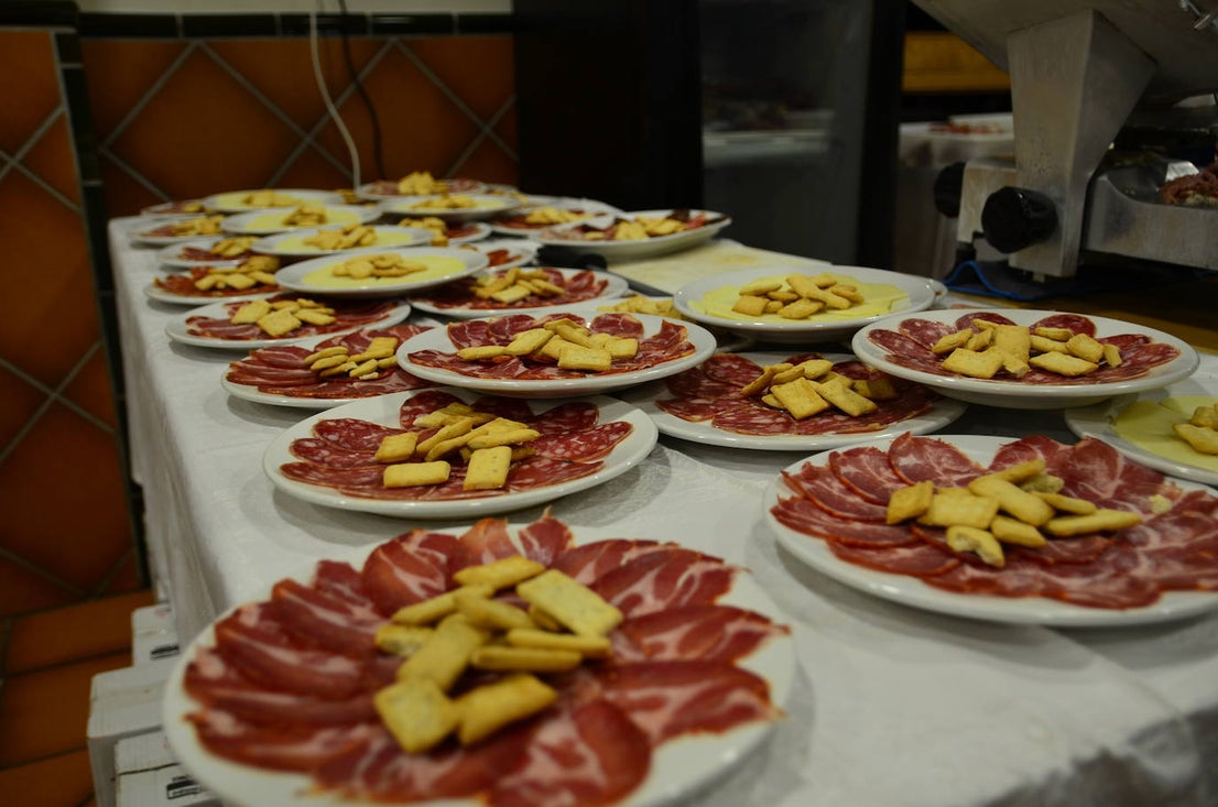 Gran ambiente en la apertura de las Jornadas del Vino, Jamón y Chacinas de Huétor Vega