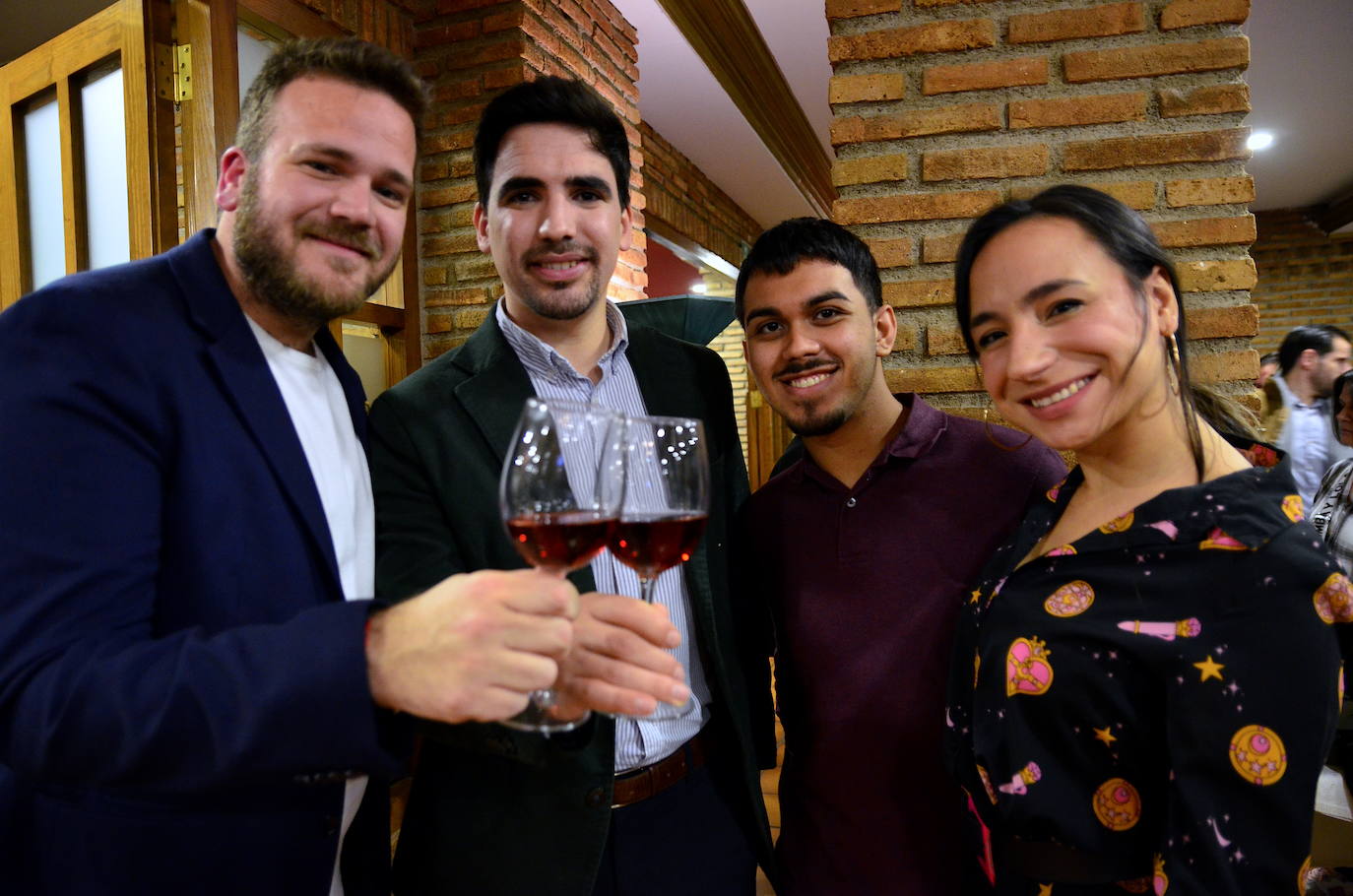 Gran ambiente en la apertura de las Jornadas del Vino, Jamón y Chacinas de Huétor Vega