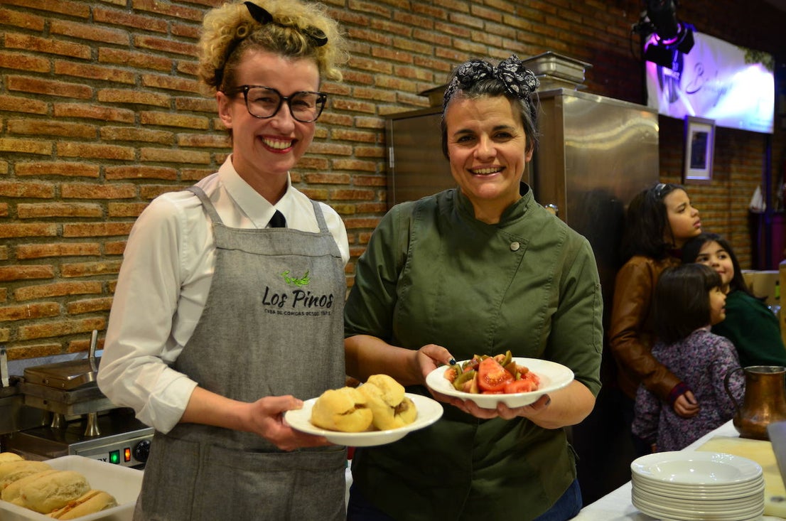 Gran ambiente en la apertura de las Jornadas del Vino, Jamón y Chacinas de Huétor Vega