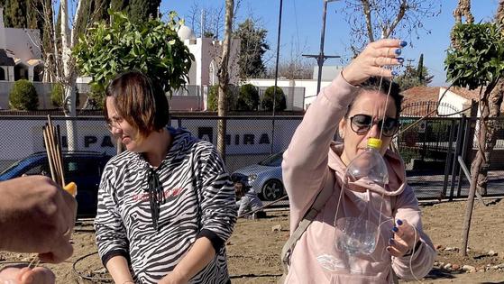 El Aula Ambiental de Huétor Vega crea comederos de aves