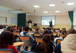 La Guardia Civil charla sobre los peligros de internet con los escolares de Huétor Vega