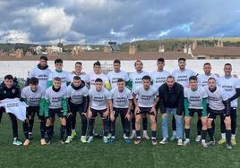 Los jugadores, con camisetas de apoyo para Rober, recién operado.