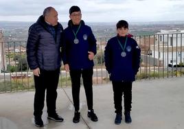 El alcalde, Mario del Paso, con juveniles del CDP Los Neveros.