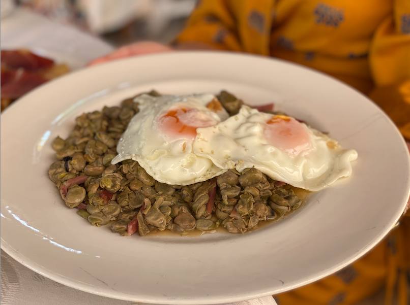 Plato de habas con jamón y huevo, un estandarte gastronómico en Huétor Vega.