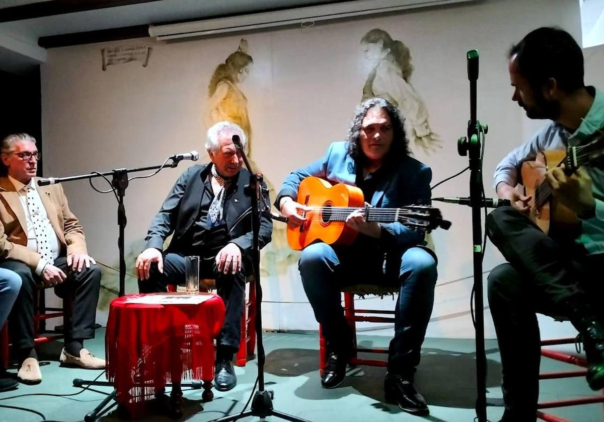 El cantaor Nene de Santa Fe, en el centro, y el guitarrista Juanma Girela a la derecha.