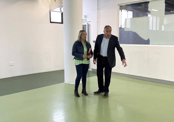 Carolina Higueras, concejala de Recursos Humanos, con el alcalde, Mario del Paso, revisando obras municipales.