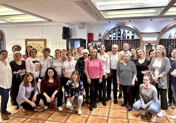 En el taller han participado más de treinta mujeres, que han elaborado de manera conjunta un menú de degustación de alta cocina.