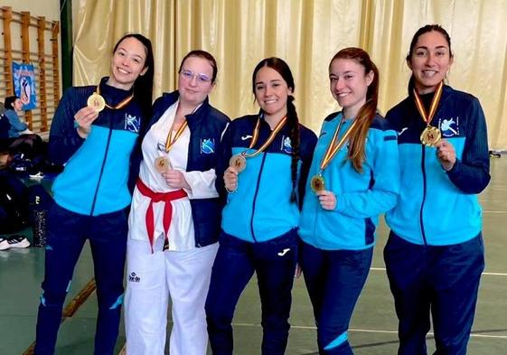 Medallero femenino de Huétor Vega, en Sevilla.