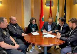 Firma del nuevo convenio, en el Ayuntamiento de Huétor Vega.