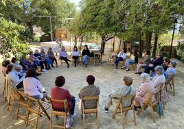 Tertulia literaria, en los jardines del Carmen de San Rafael.