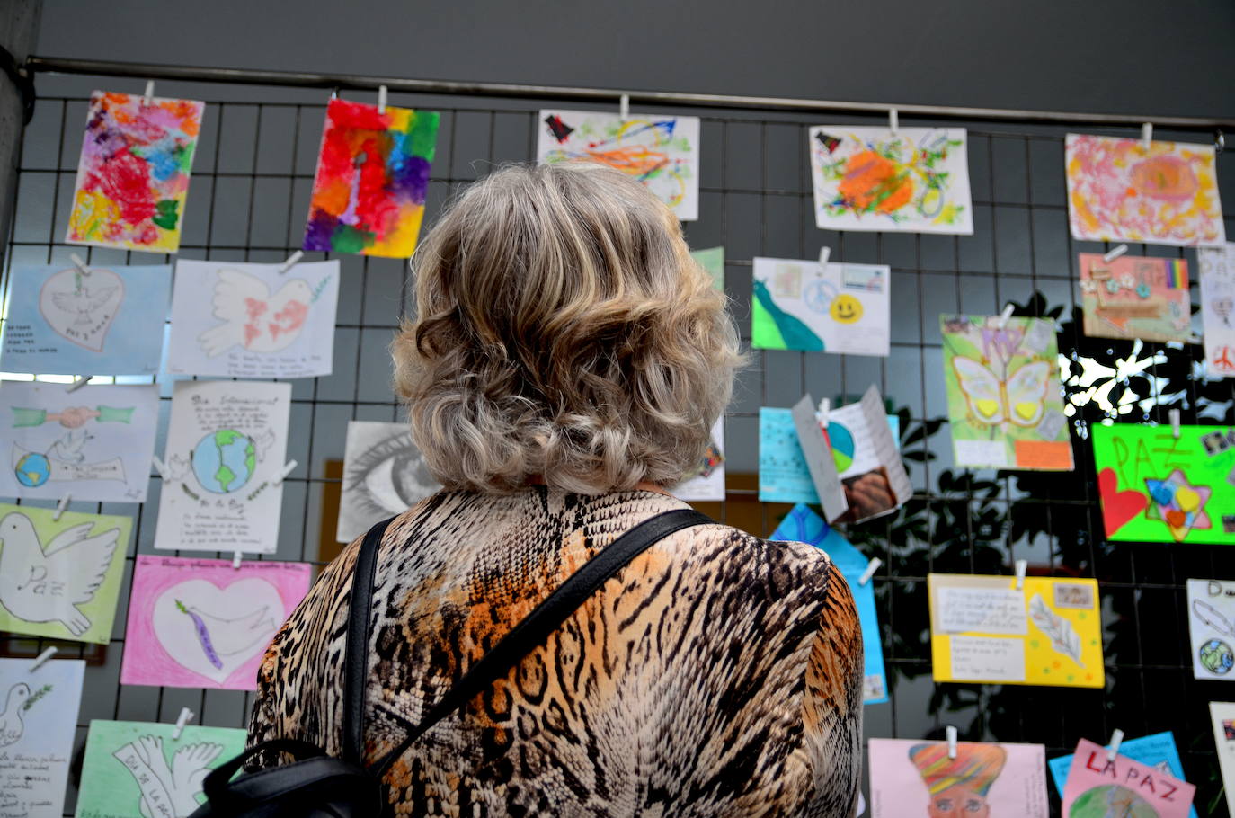 El arte postal grita por la paz en Huétor Vega