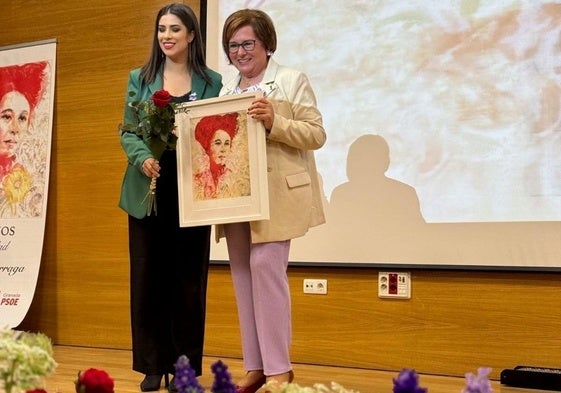 Juana de Miguel, recibiendo el premio María Lejárraga.