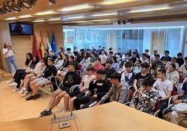 Alumnado de cuarto de la ESO, en el salón de plenos del Ayuntamiento de Huétor Vega.