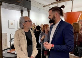 Jesús Gil Corral, en la inauguración con el concejal de Cultura hueteño, Chus Fernández.
