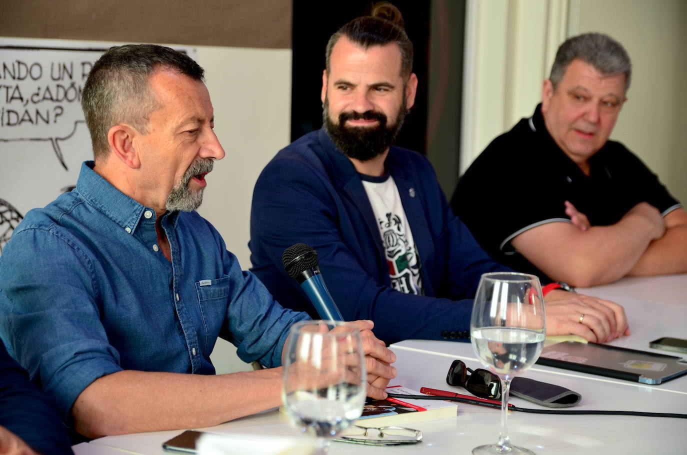 El aplaudido debut literario de Enrique Mochón Romera en Huétor Vega