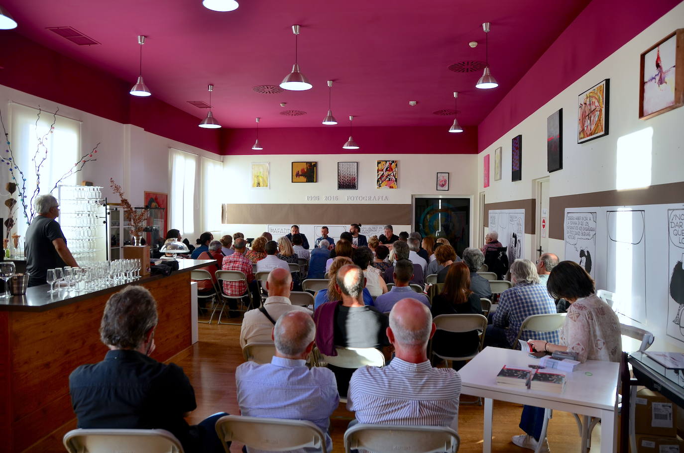 El aplaudido debut literario de Enrique Mochón Romera en Huétor Vega