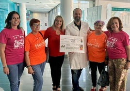 Héroes hasta la Médula, la concejala Carolina Higueras, y las colaboradoras Antoñita Arquelladas e Inma Reyes, entregan la donación.