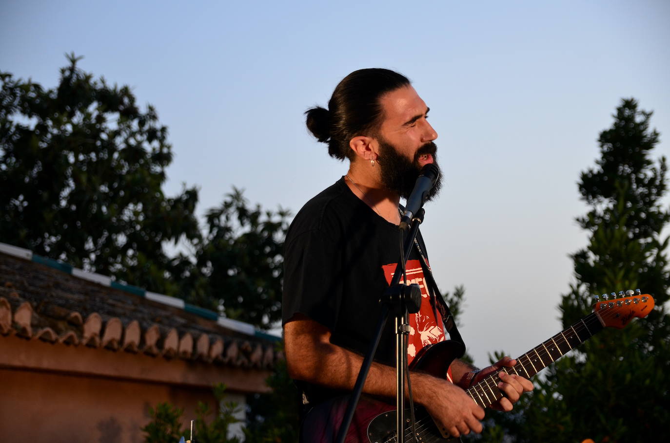 Huétor Vega abre el micro y el escenario se llena de talento