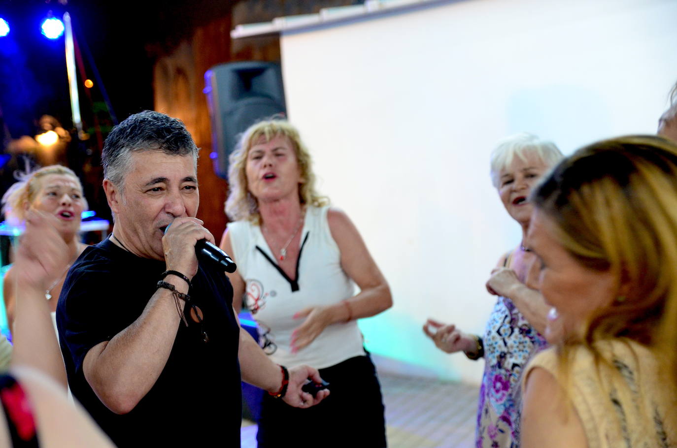 Un grupo de mayores baila durante la actuación de Juan Espigares en Huétor Vega.