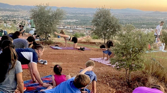 Camino de los Neveros: riego, yoga, picnic y luna llena