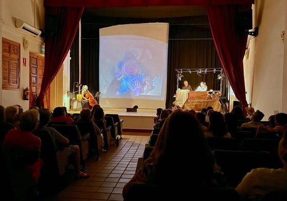 Representación del espectáculo 'Rosa Caramelo', de la compañía Titiritrán.