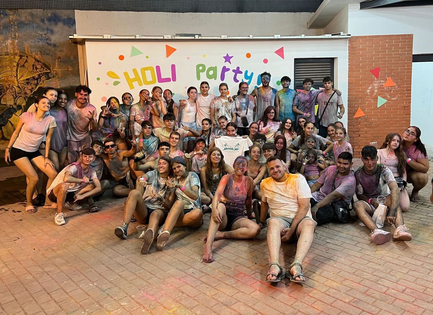 Los participantes del verano en el Espacio Joven, en su Fiesta Holi.