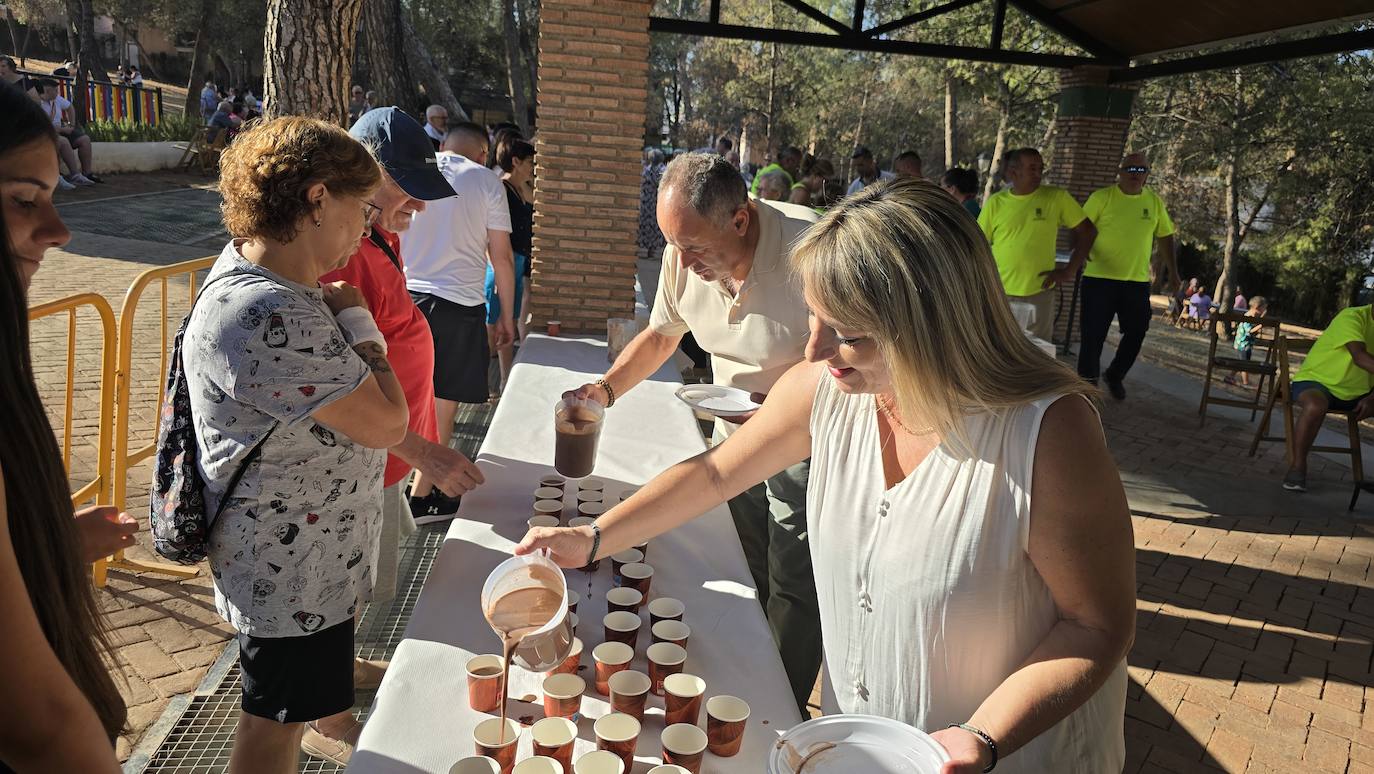 Desayuno popular en el Parque de los Pinos de Huétor Vega.