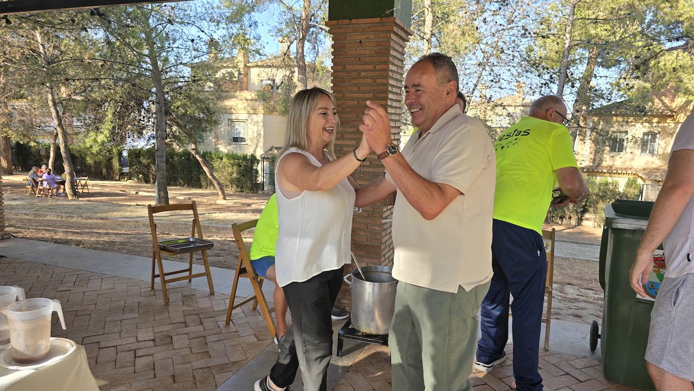 Desayuno popular en el Parque de los Pinos de Huétor Vega.