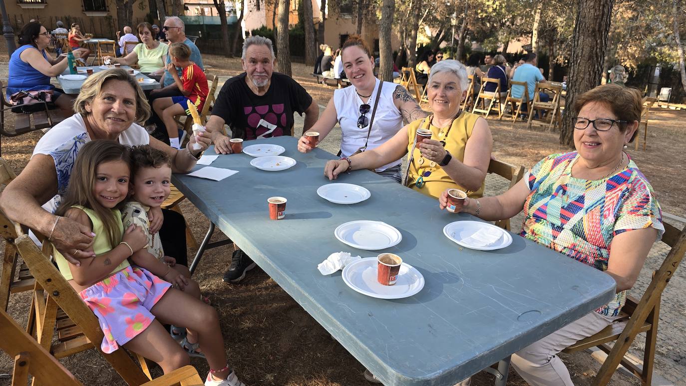 Desayuno popular en el Parque de los Pinos de Huétor Vega.
