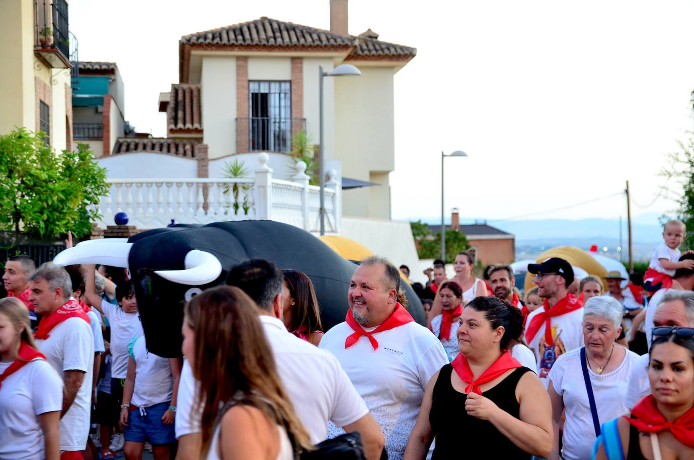 Huétor Vega vibra con su particular encierro de 'toros'