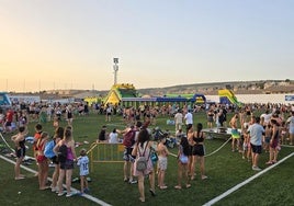 Numerosas familias pasaron una tarde divertida en el campo de fútbol de Las Viñas.