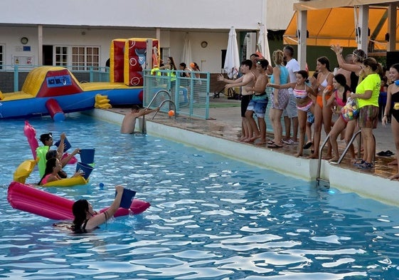 Unas 60 personas disfrutaron en piscina.